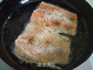 骨头也酥脆-香酥三文鱼排的做法步骤：4