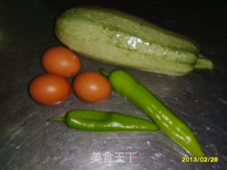 角瓜尖椒炒鸡蛋的做法步骤：1