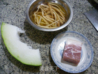 黄花菜咸肉冬瓜汤的做法步骤：1
