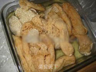 减肥又保健的竹荪炖鸡汤的做法步骤：2