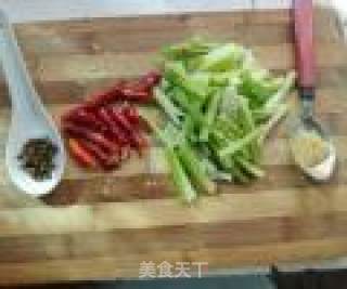 芹菜炒河虾的做法步骤：2