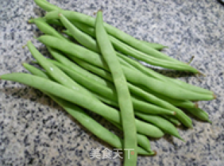 黄花菜炒梅豆的做法步骤：1