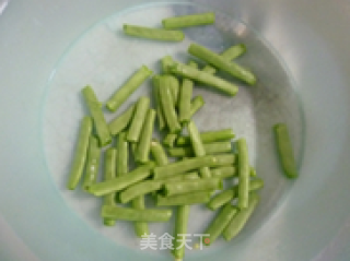 黄花菜炒梅豆的做法步骤：3