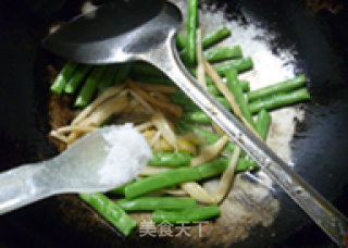 黄花菜炒梅豆的做法步骤：10