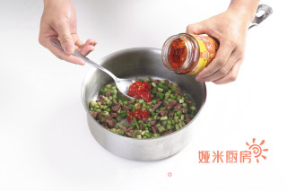 牛人不怕火炼-剁椒蒜苔炒牛肉的做法步骤：3
