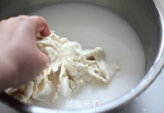 详细22图教你做助家人轻松过苦夏的街头小吃——凉皮的做法步骤：3