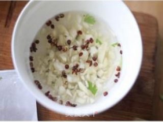 详细22图教你做助家人轻松过苦夏的街头小吃——凉皮的做法步骤：15