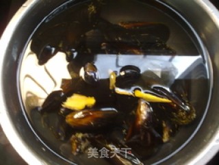 生姜炖海虹的做法步骤：2