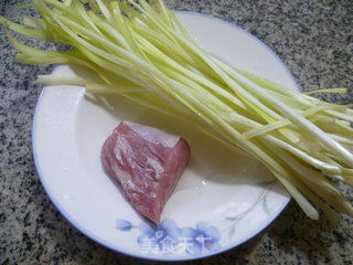 韭菜芽炒里脊肉的做法步骤：1