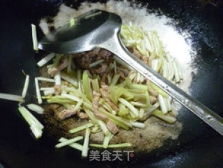 韭菜芽炒里脊肉的做法步骤：8