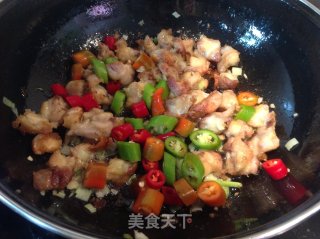 双椒孜然鸡脆骨的做法步骤：5