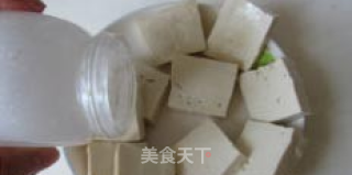 豆腐烧香菇的做法步骤：1