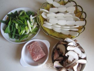 青蒜肉丝炒年糕的做法步骤：1