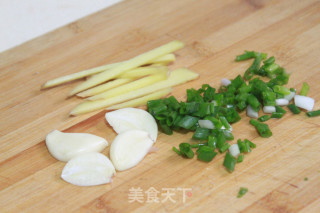 辣椒炒五花肉的做法步骤：2
