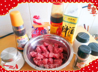 巧妇——黑蒜子牛肉粒的做法步骤：3