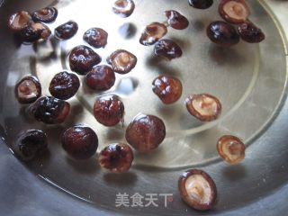 香菇烧鸡公的做法步骤：2