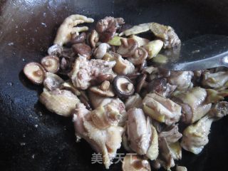 香菇烧鸡公的做法步骤：6