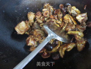 香菇烧鸡公的做法步骤：7