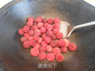 酸甜开胃的饮品——炒杨梅的做法步骤：3