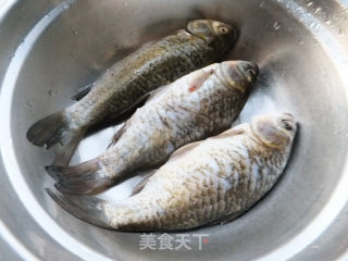 鲫鱼汤的做法步骤：1