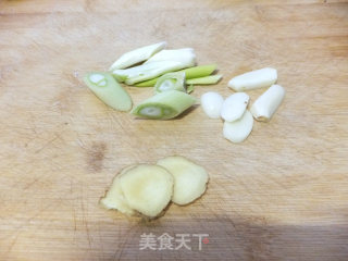 鲫鱼汤的做法步骤：2