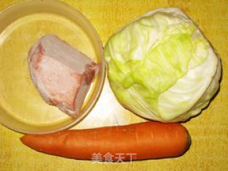 胡萝卜圆白菜炒肉的做法步骤：1
