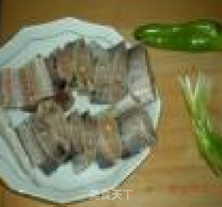 红烧带鱼的做法步骤：1