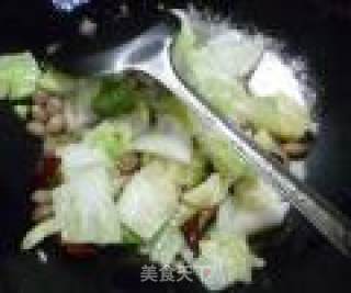 花生米炒圆白菜的做法步骤：6