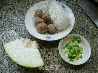 冬瓜牛肉丸粉丝汤的做法步骤：1