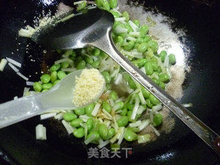 韭菜芽炒毛豆的做法步骤：11