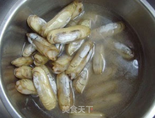 鲜嫩滑软---葱姜蛏子的做法步骤：1