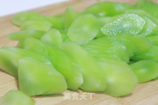 清炒莴笋的做法步骤：1