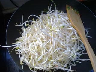 韭菜豆芽卷的做法步骤：5
