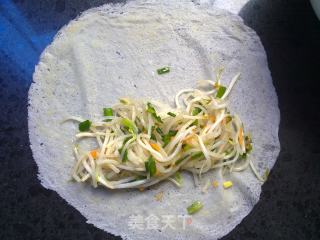 韭菜豆芽卷的做法步骤：8