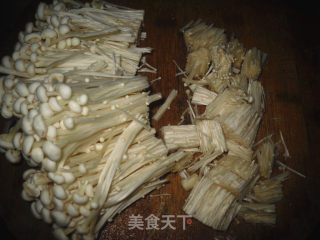 鸡蛋炒金针菇的做法步骤：1