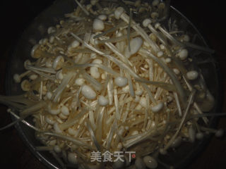 鸡蛋炒金针菇的做法步骤：2