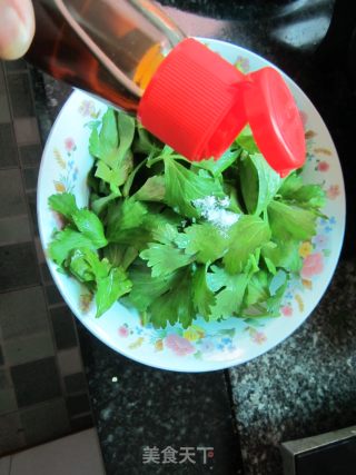 凉拌芹菜叶的做法步骤：4
