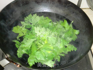 芹菜叶蛋花汤的做法步骤：2
