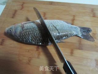 豆腐蘑菇炖鲫鱼的做法步骤：2