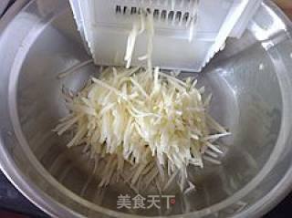 煎饼卷大葱的做法步骤：3