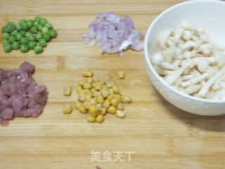 白玉菇蛋炒饭的做法步骤：1