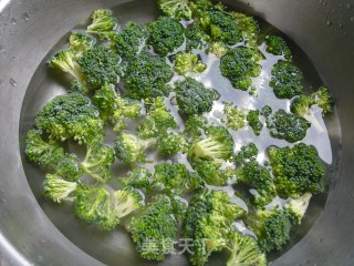 蚝油西兰花的做法步骤：2