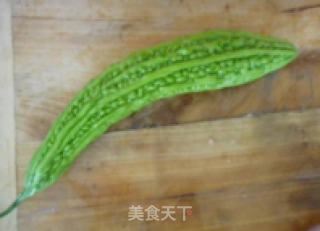 虾肉酿苦瓜的做法步骤：1