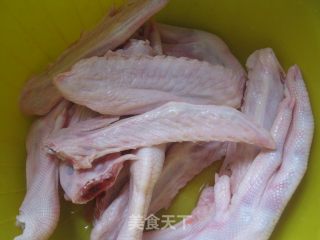 砂锅香辣田螺鸭脚、鸭翅的做法步骤：2