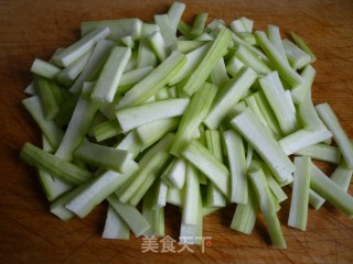 蚝油烧丝瓜的做法步骤：1