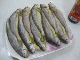 炸黄花鱼的做法步骤：1