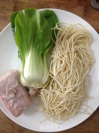 炸酱面的做法步骤：1