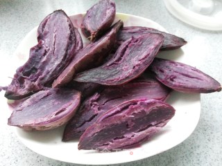 玉米面紫薯卷的做法步骤：1