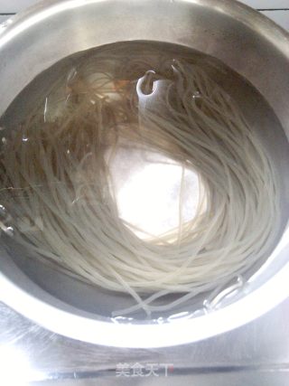 【杂酱酸辣粉】————————让麻、辣、鲜、香挑逗你的味蕾的做法步骤：2
