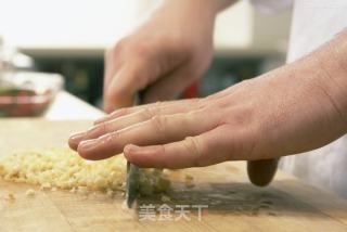 姜葱炒魷筒的做法步骤：2